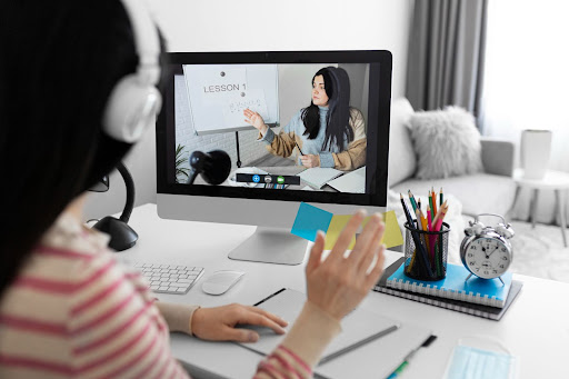 Jakie są powody, dla których warto uczyć się angielskiego przez Skype?