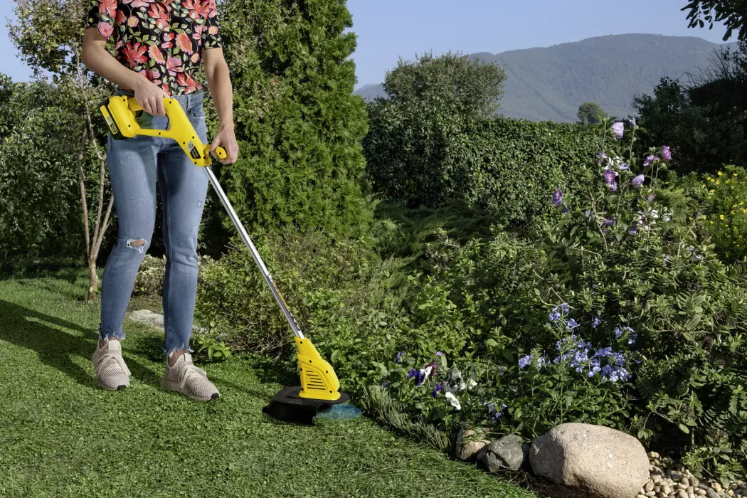 Podkaszarka akumulatorowa – zadbaj o swój trawnik profesjonalnie!