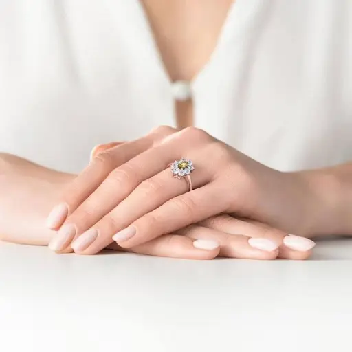Co powiesz na pierścionek zaręczynowy z różowego złota z żółtymi i białymi szafirami?