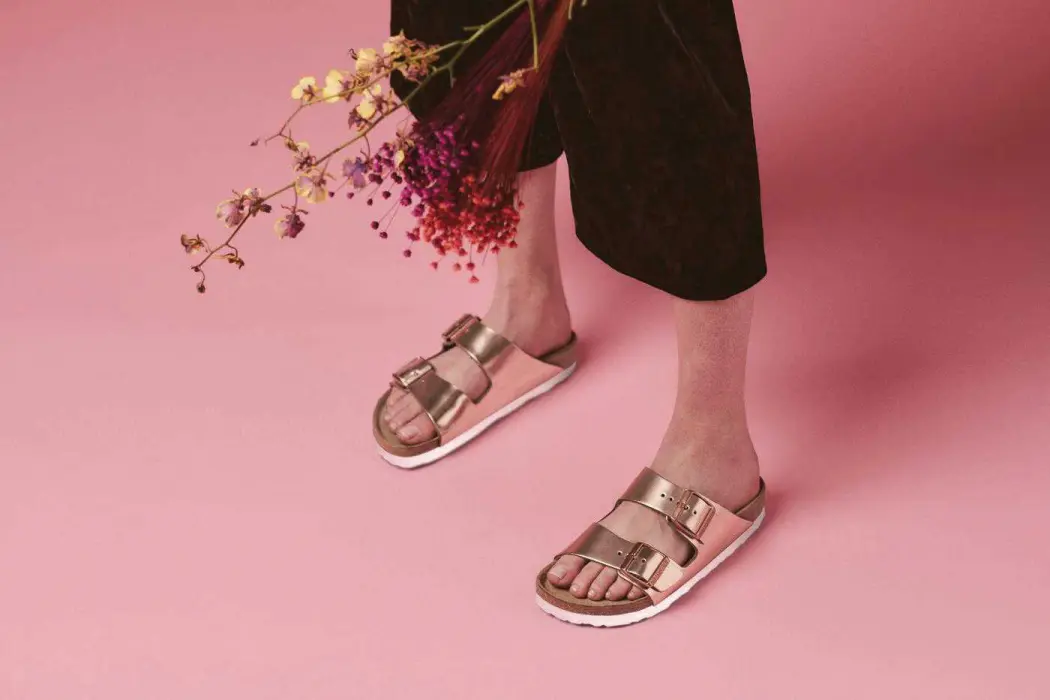 Damskie sandały Birkenstock dla nastolatek: modne i wygodne stylizacje młodzieżowe