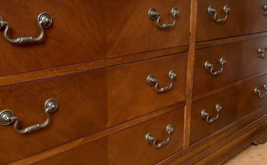 Jak wybrać odpowiednie antyczne szafy?