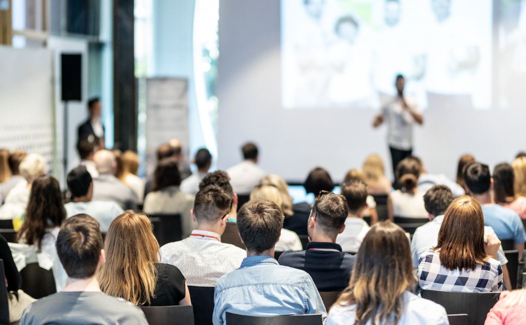 Jak wybrać centrum konferencyjne i szkoleniowe? Kiedy warto wynająć sale?