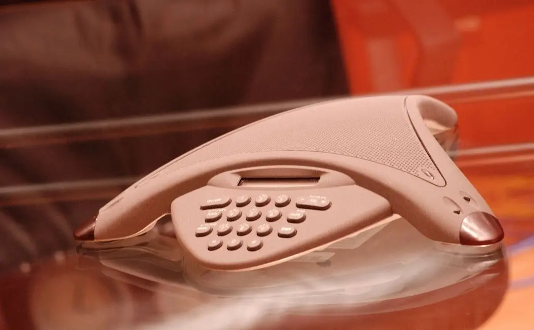 Co warto wiedzieć przy wyborem telefonu konferencyjnego? Sprawdź renomowane marki, jak np. Polycom