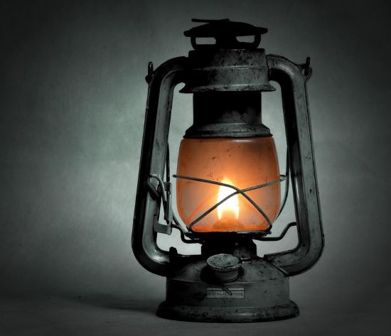 Lampy wiszące w salonie – poznaj 5 zasad udanych zakupów