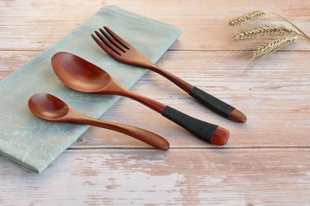 Biodegradowalne drewniane sztućce od Slowpack. Ogranicz plastik i korzystaj z naturalnych wyrobów przyjaznych środowisku