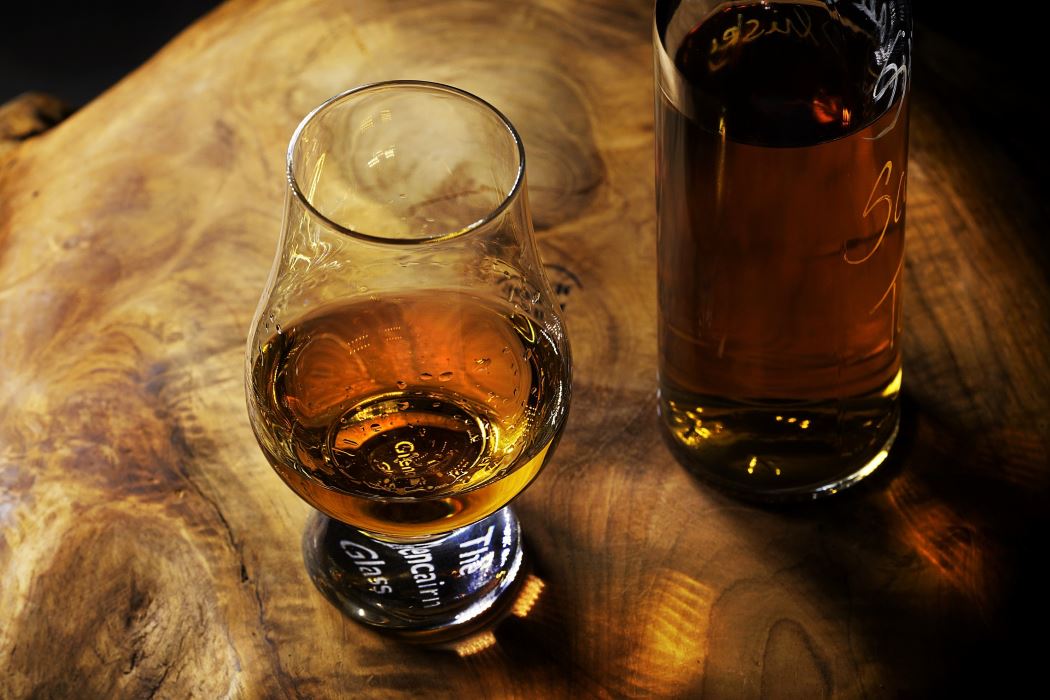 Jakie zboża wykorzystuje się do produkcji whisky w różnych regionach świata?
