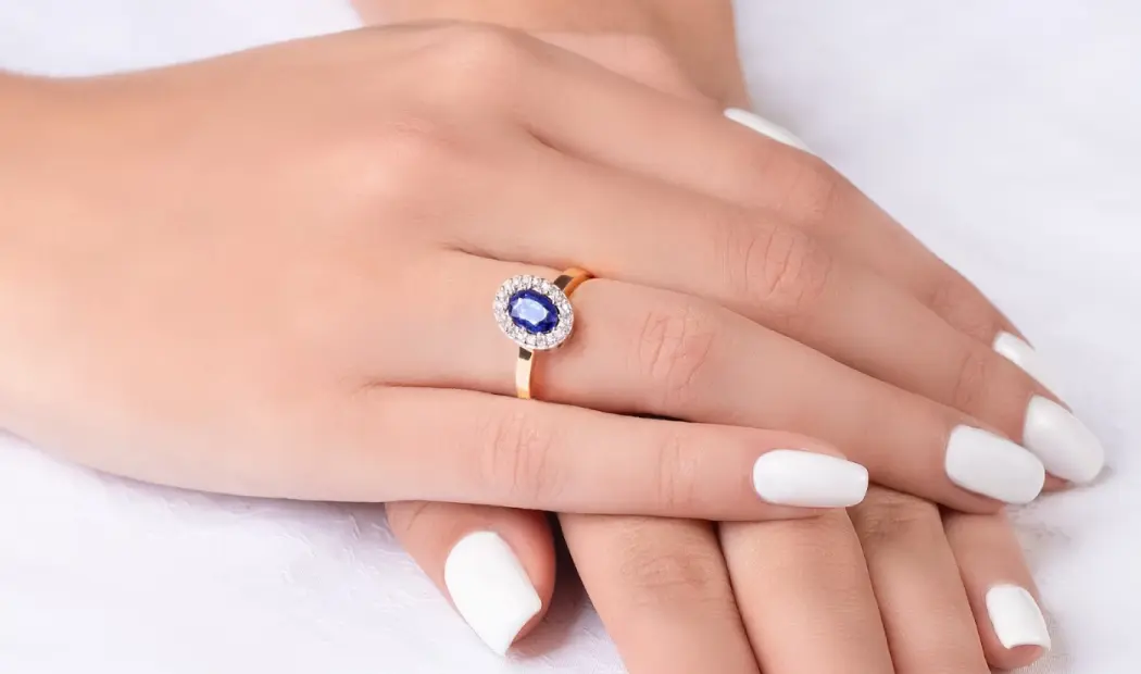 Pierścionek zaręczynowy z szafirem – poznaj symbolikę kamienia oraz jego kolorów