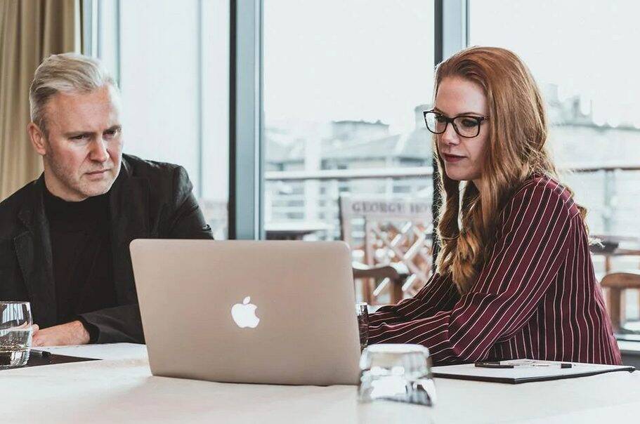 Język niemiecki dla firm: Korzyści z kursów online