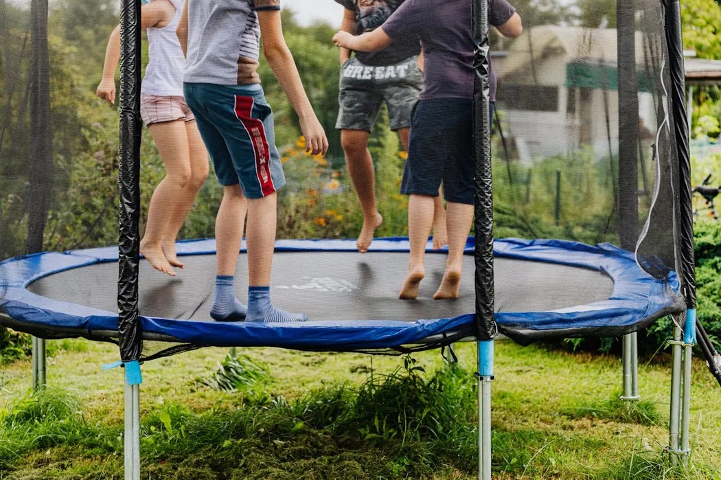 Jak zamontować trampolinę ogrodową?