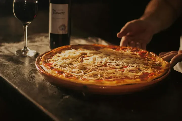 Różnice między pizzą włoską a amerykańską – co wybrać na kolację?