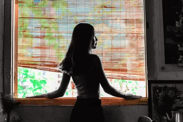 Żaluzje drewniane czy bambusowe? Jak wybrać idealne żaluzje do swojego wnętrza