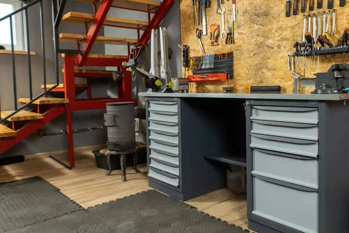 Meble warsztatowe zaprojektowane dla profesjonalistów. Zorganizuj przestrzeń w swojej firmie