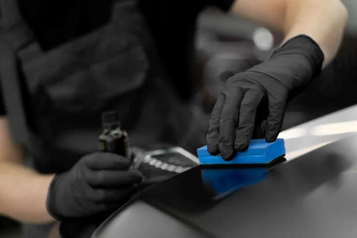 Czym różni się detailing od myjni samochodowej?