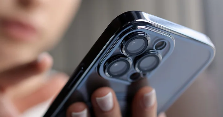 Czarny telefon komórkowy trzymany w dłoni