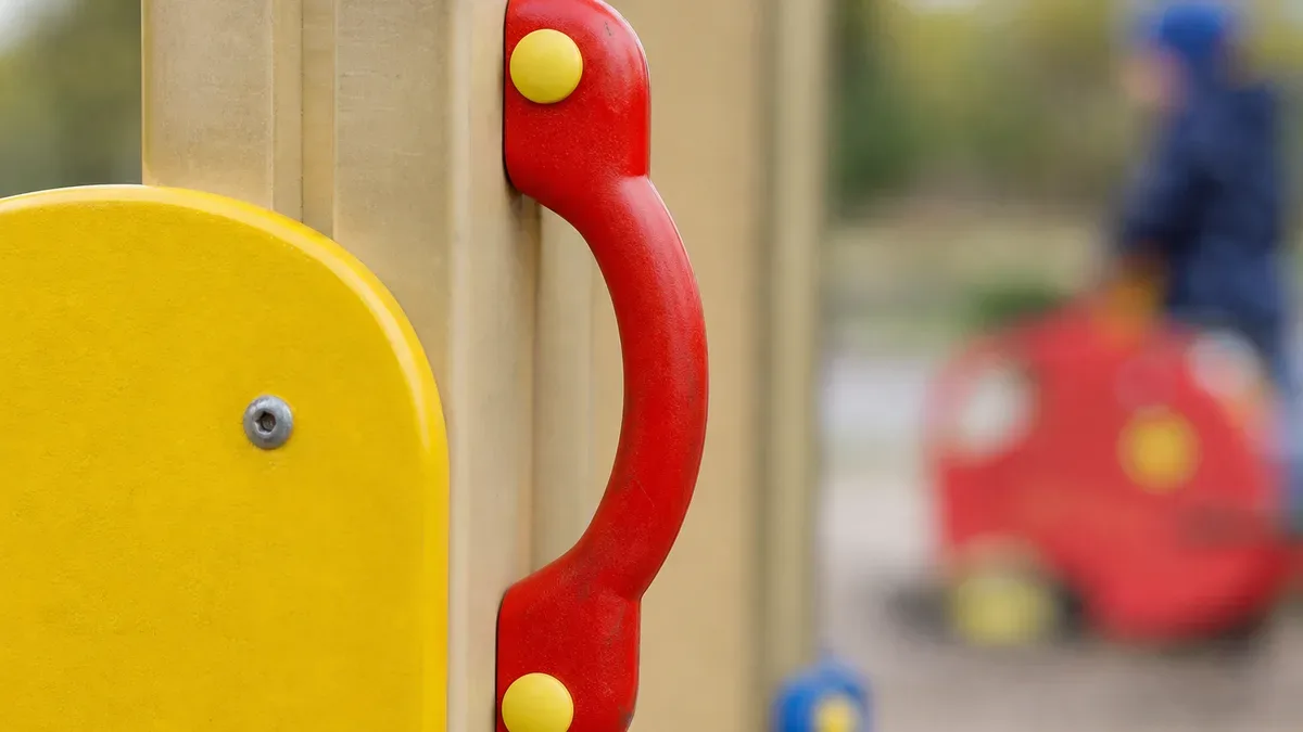 Ponad 1,3 mln zł na plac zabaw przy Bokserskiej. Są trzy strefy dla dzieci