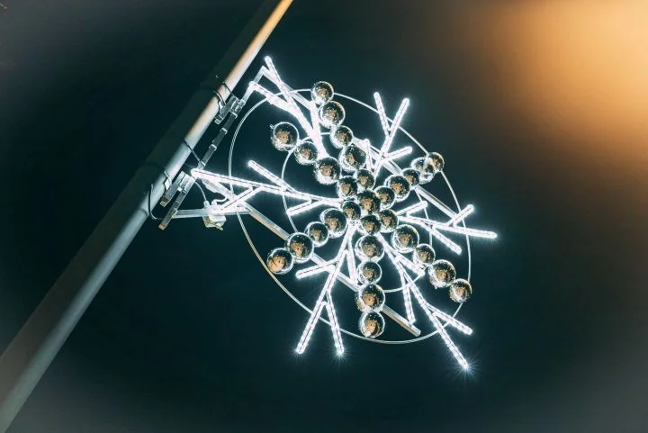 Magia świąt w stolicy – jak Warszawa zmienia się dzięki iluminacjom świątecznym