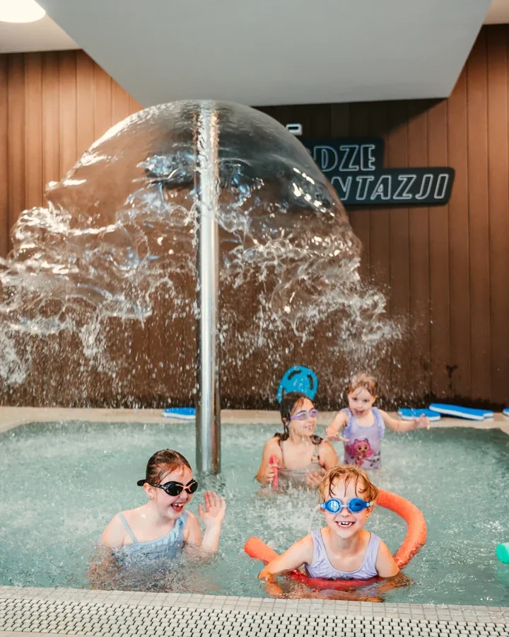 dzieci w basenie w Arche Nałęczów