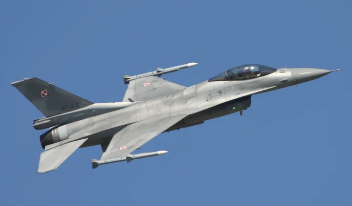 Polski F-16C w przelocie nad 31. Bazą w Krzesinach - fot. Łukasz Golowanow, Konflikty.pl