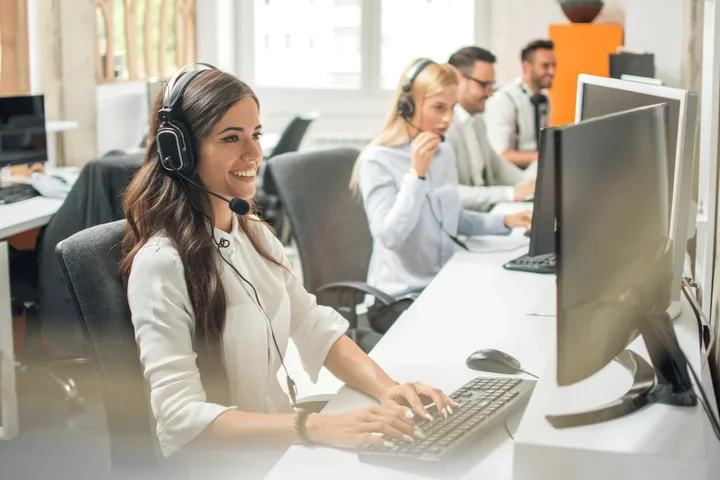 Obrazek przedstawia telemarketerkę w pracy