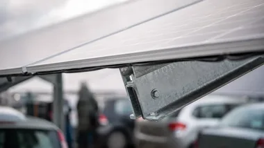 Parking P+R Młociny wrócił po remoncie. Panele dostarczą prąd dla węzła