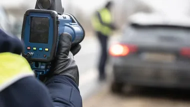 Nie tylko laser. Policja sprawdzi prędkość także z nieoznakowanych radiowozów