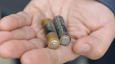 Stara bateria może wywołać pożar. Gdzie oddać ją w Warszawie