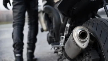 Motocyklista jechał na jednym kole. Policjanci zatrzymali mu prawo jazdy
