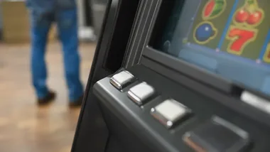 Sześć automatów, amfetamina i 6 tysięcy złotych. Akcja na Woli