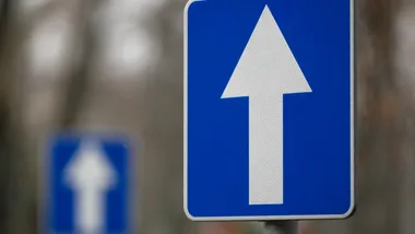 Niebieskie tablice mają już 30 lat. Tak uporządkowano Warszawę