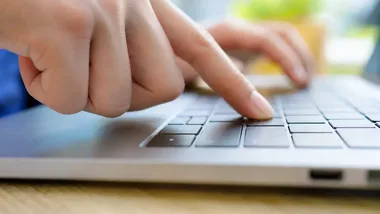 Młodzi ludzie coraz bliżej cyberprzestępczości. CBZC ostrzega