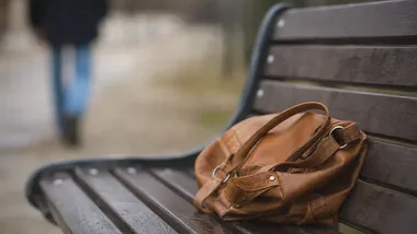 16-latka spała na ławce w warszawskim parku. Nie wiedziała, jak tam trafiła