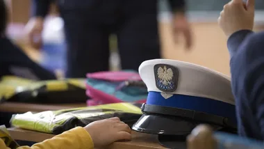 Policjant ostrzegał uczniów na Bielanach. Nie każda znajomość z sieci jest bezpieczna