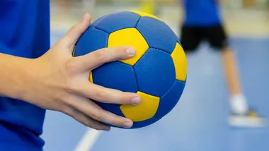Dwa złote medale na Bielanach. SP 289 i SP 352 najlepsze w mini piłce ręcznej