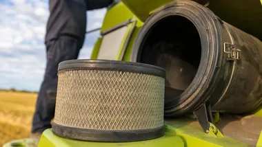 Metalowe elementy na kukurydzy uszkodziły kombajn. 41-latek podejrzany