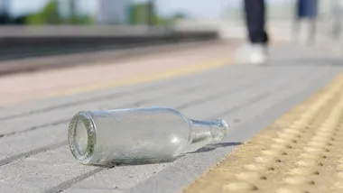 Szklana butelka na peronie w Otwocku. 24-latek w areszcie