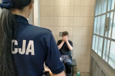 Udawali policjantów, zaatakowali bezdomnych. Mundurowi wkroczyli do akcji