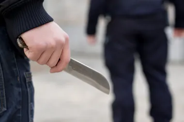Z tasakiem w ręku uszkodził trzy skutery. Został zatrzymany przez policjantów - Aktualności KRP II - Mokotów, Ursynów, Wilanów