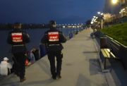 Dwaj strażnicy - ratownicy ze Straży Miejskiej miasta stołecznego Warszawy podczas patrolu wzdłuż bulwarów wiślanych.