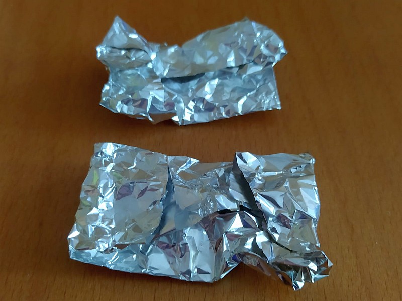 Dwa pakieciki z folii aluminiowej