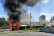 Płonący autobus w Alejach Jerozolimskich.