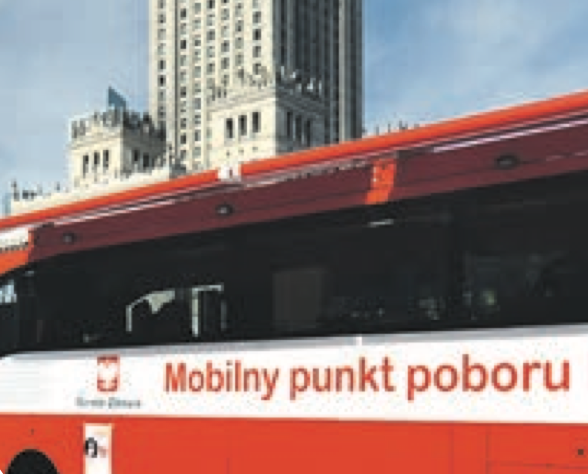 Biało-czerwony autobus na tle Pałacu Kultury i Nauki