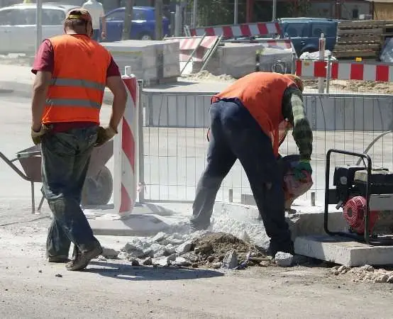 ZDM Warszawa rozpoczyna przebudowę drogi rowerowej w al. Jana Pawła II