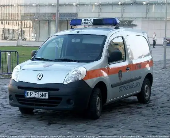 Nietypowa interwencja na Grochowie w Warszawie - od zakazu ruchu do zatrzymania poszukiwanego