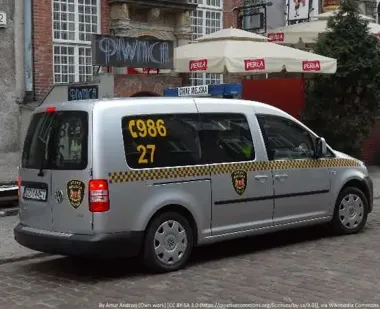 Strażnicy uratowali **98-latkę** na Świętojerskiej - torba ratownicza i AED zdecydowały