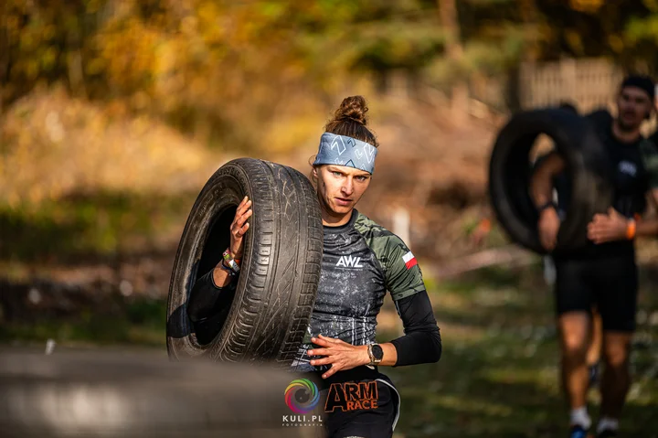 Obrazek przedstawia grafikę promocyjną wydarzenia Finał sezonu Arm Race w Warszawie — rywalizacja biegowa i drużynowa