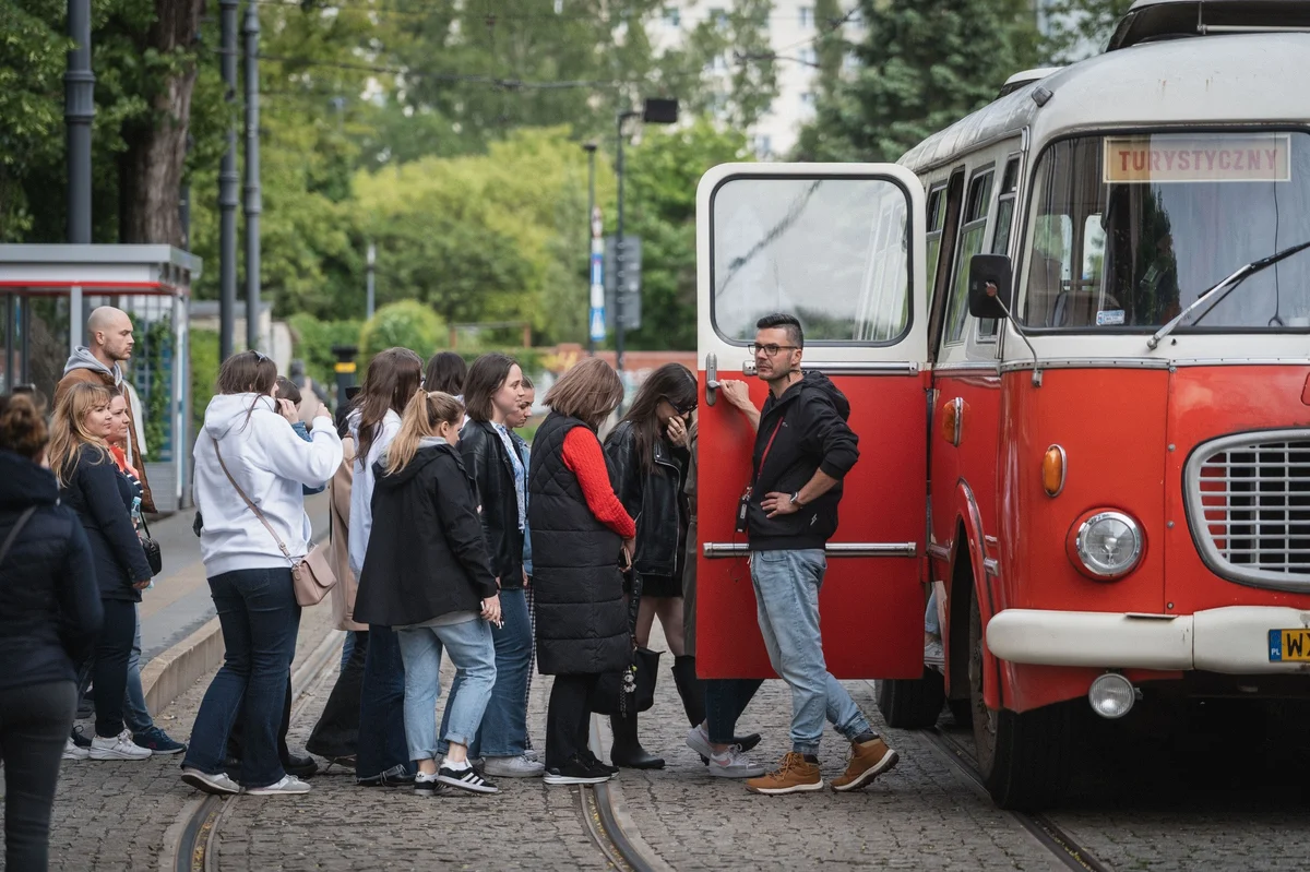Grafika promocyjna wydarzenia Wycieczka po Warszawie kultowym Jelczem „Ogórkiem”