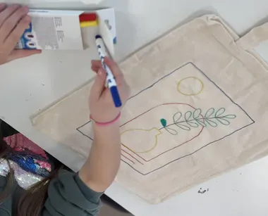 Dzieci zamienią zwykłą torbę w kolorowy manifest bez plastiku