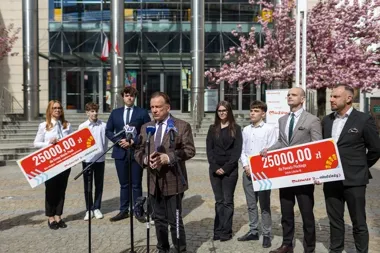 Nowe chodniki, świetlice i hala sportowa w regionie płockim