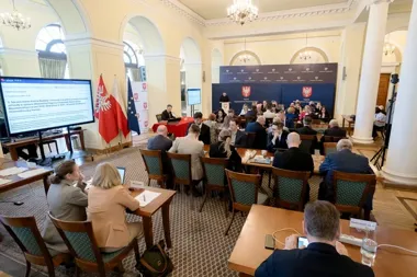 Sejmik Mazowsza rozdaje miliony i bierze pod opiekę dom Fangora