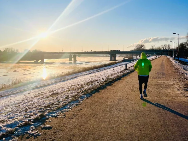 Przedwiośnie nad Wisłą – biegi, joga, szachy i szkutnia ożywiają brzeg rzeki